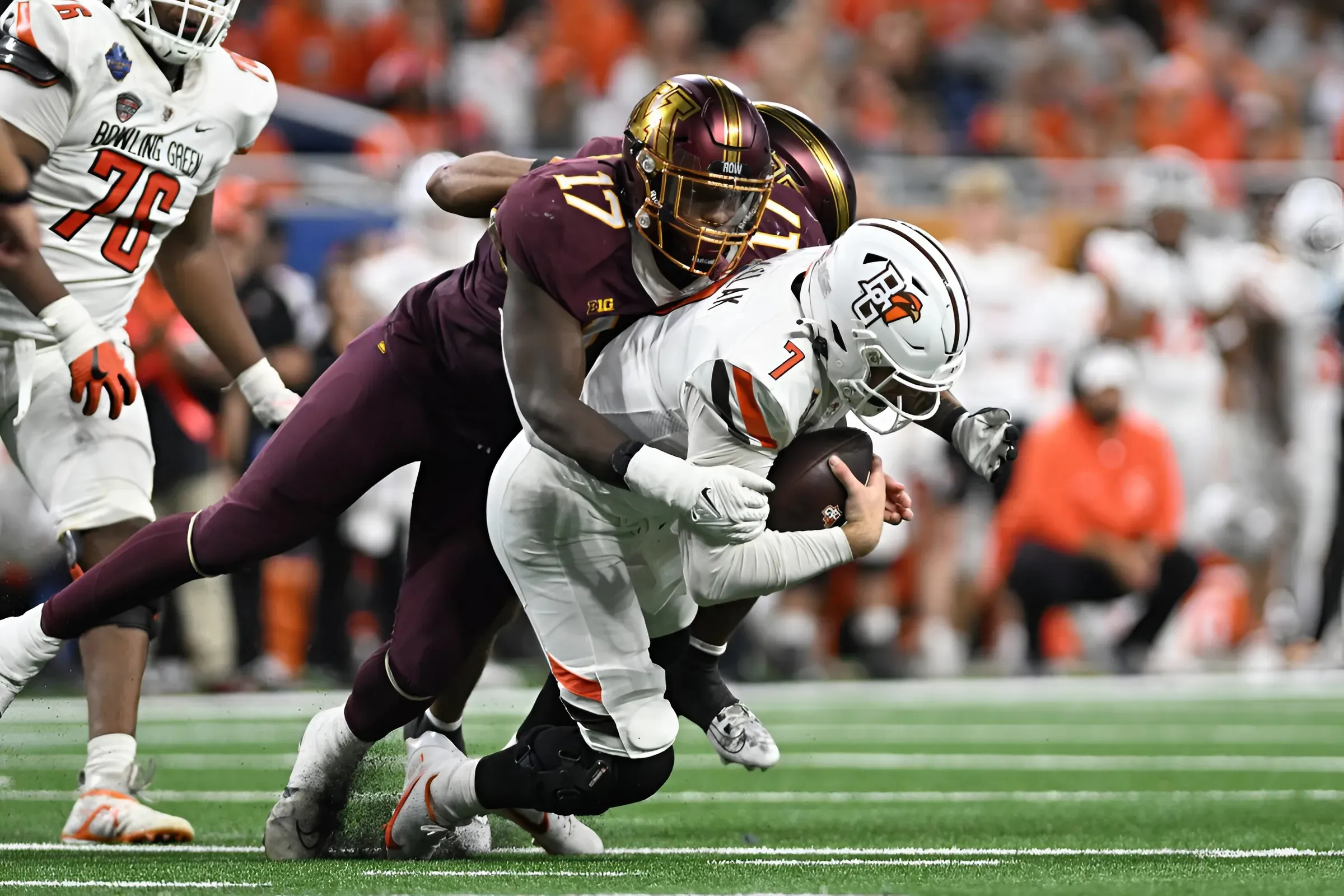 Raiders Sign 14.5-Sack DE & 6-Year Baylor LB