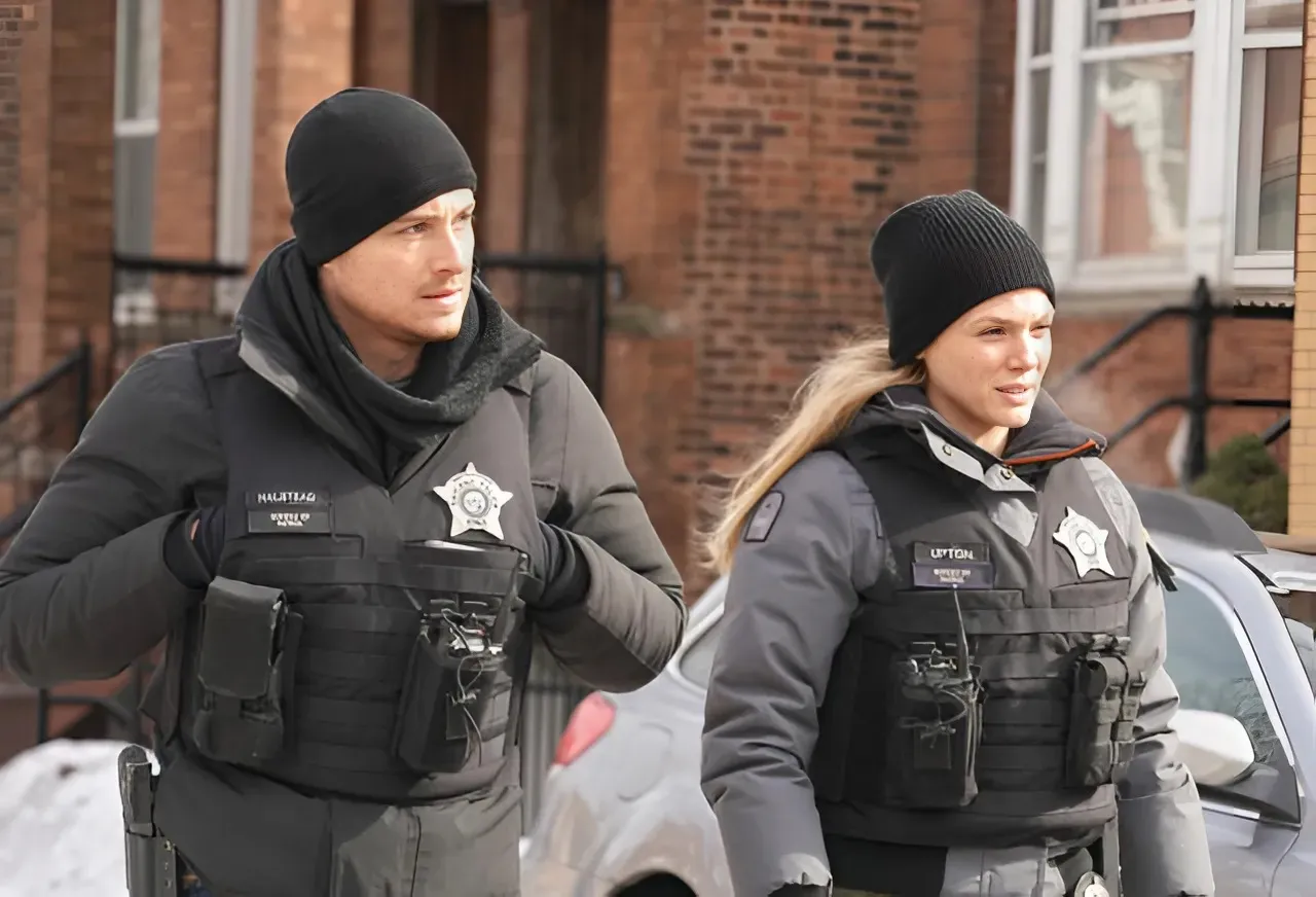 'Chicago P.D.'s Tracy Spiridakos & Jesse Lee Soffer Send a Clear Message in New Photo 'Chicago P.D.'s Tracy Spiridakos & Jesse Lee Soffer Send a Clear Message in New Photo
