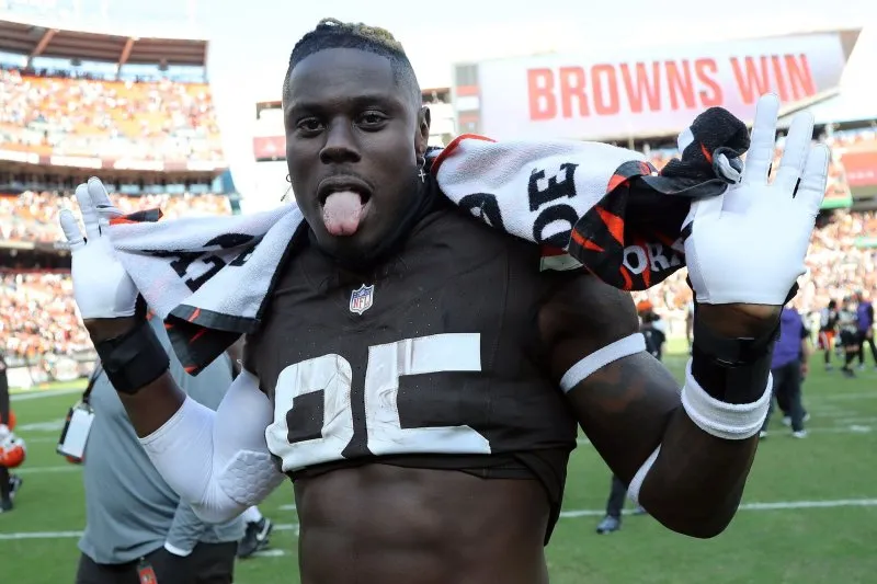 Browns’ Dillon Gabriel Catches Strays After David Njoku’s Shedeur Sanders Shoutout