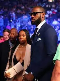 LeBron James and his wife Savannah are totally slaying in these photos from the Mayweather vs McGregor fight!