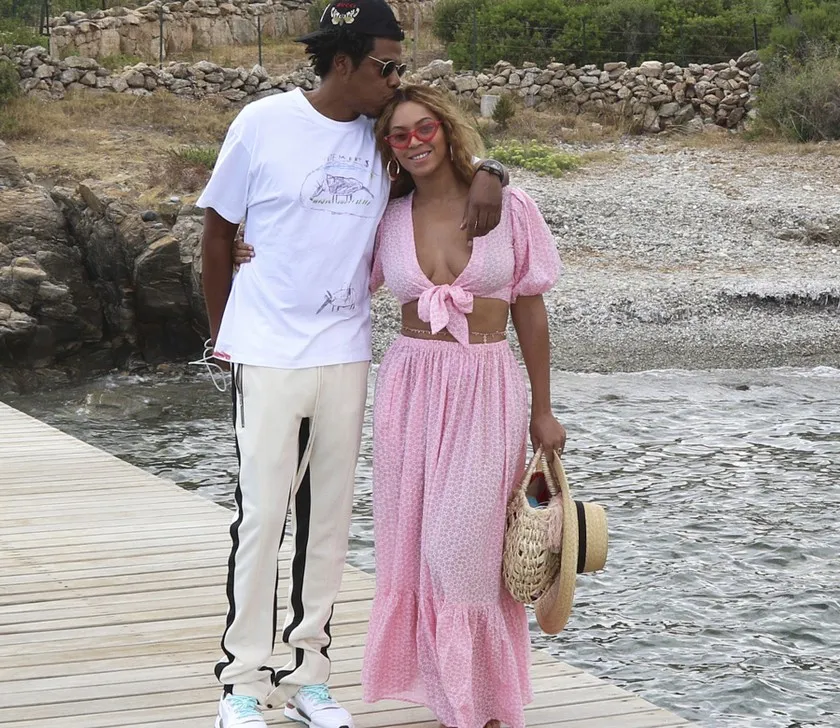 BACK TO THE YOUNG: Jay Z and Beyonce play on the swing like they didn’t have kids🤣
