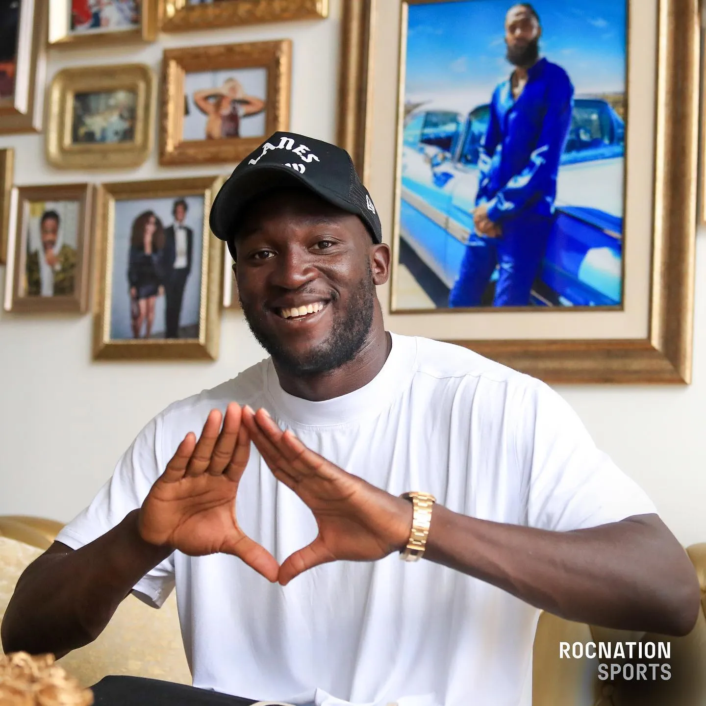 JAY-Z welcomed Italian champion Romelu Lukaku at the Roc Nation office in NY and gave him an expensive gift JAY-Z welcomed Italian champion Romelu Lukaku at the Roc Nation office in NY and gave him an expensive gift