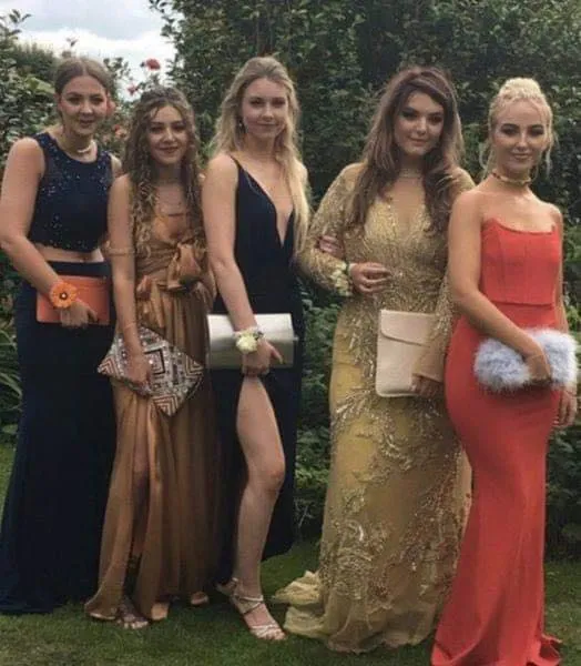 P2. Five girls pose for prom photo - Later it goes viral due to little hidden detail P2. Five girls pose for prom photo - Later it goes viral due to little hidden detail
