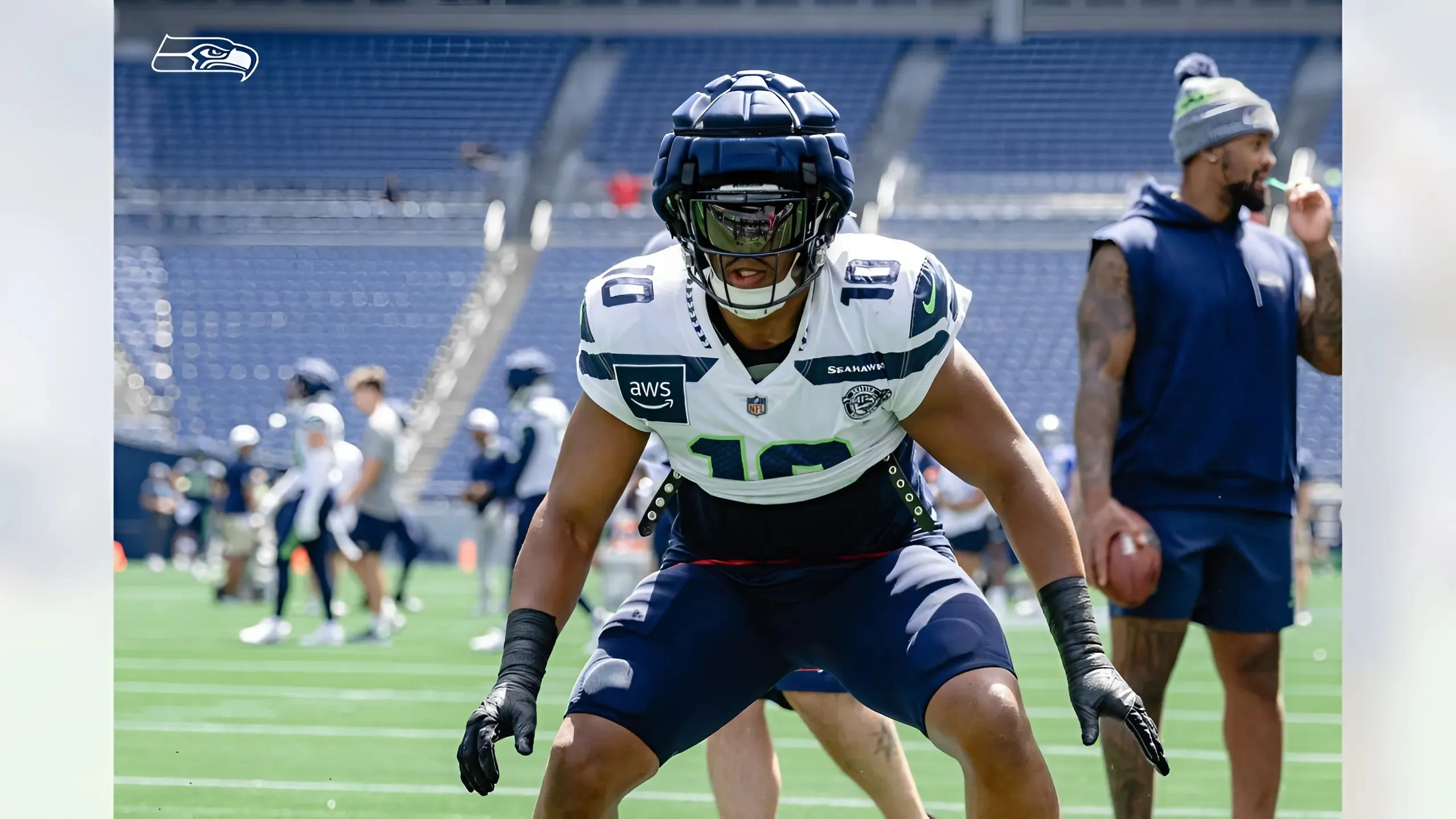 Rugby player signs with Raiders to begin football career