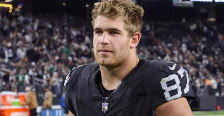 Eagles Trade Pitch Sends Raiders’ Former 2nd-Round TE to Philly to Replace Goedert