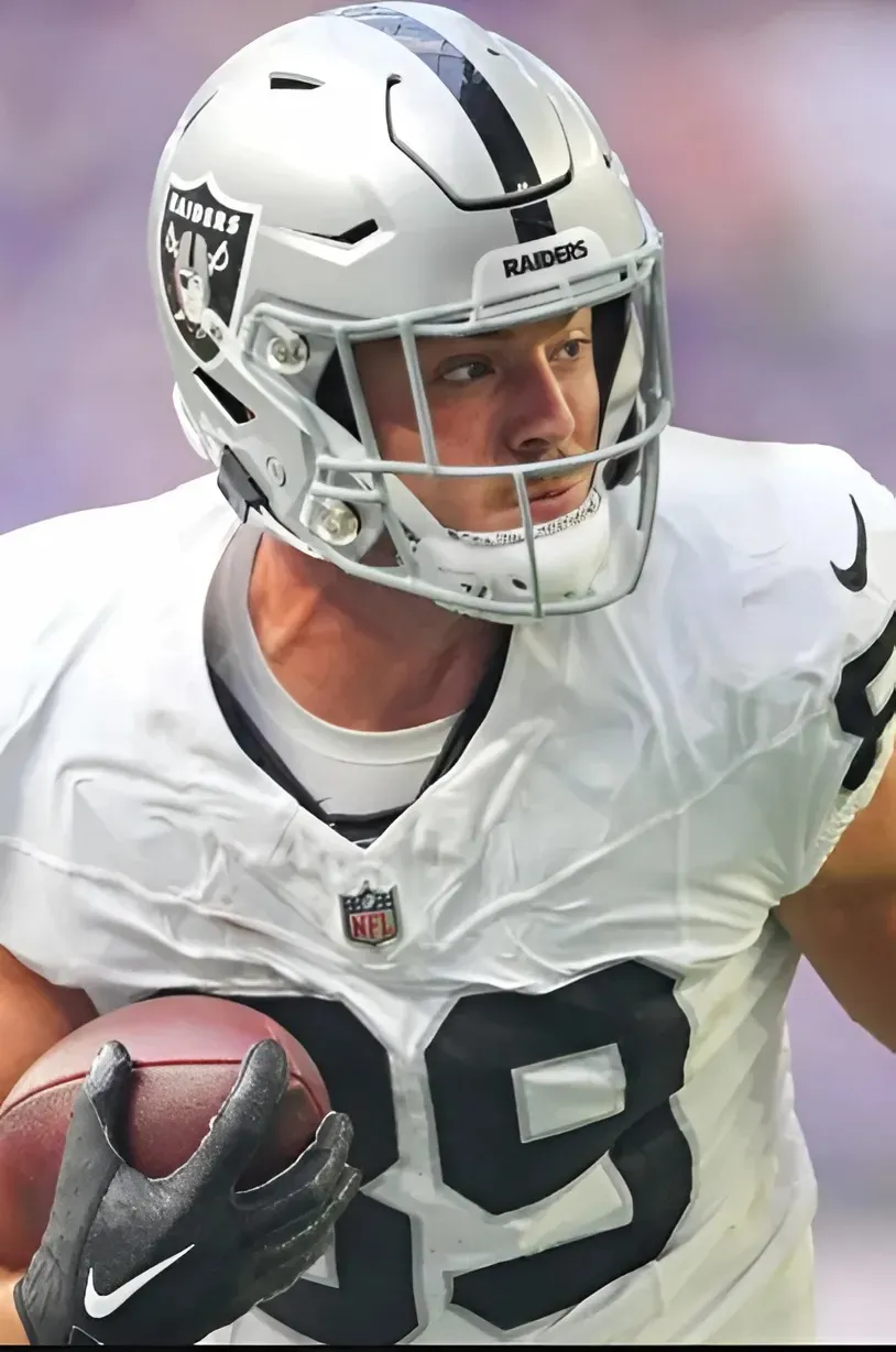 Report: Brock Bowers absent from Raiders voluntary workouts while finishing Georgia degree