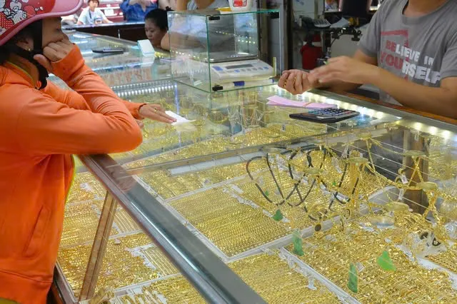 Giá vàng hôm nay 2-5: Lao dốc rồi bật tăng trở lại