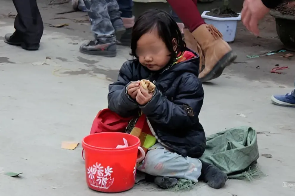 Anh bảo vệ nghèo mất việc vì bênh vực cô bé ăn xin, hôm sau siêu xe đến tìm khiến cả phố sững sờ!