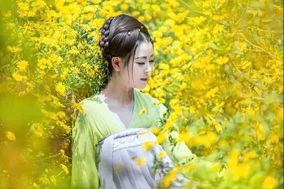 Phụ nữ d:âm đ:ãng thường có bốn đặc điểm, dù có g:iấu gi:ếm cũng có thể nhìn ra