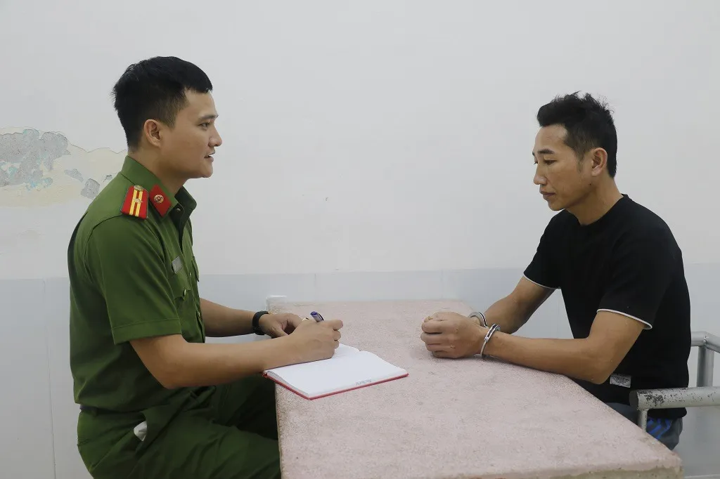 Công an thông tin vụ phụ huynh Nghệ An xông vào trường t.át tới tấp cô giáo, bắt đứng dưới m