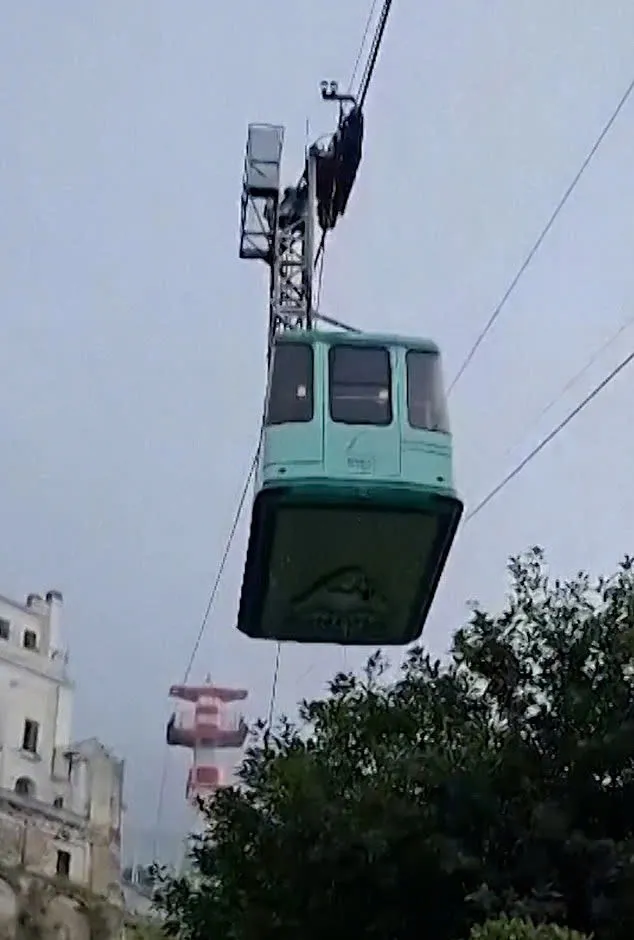 Cáp treo rơi xuống đất từ độ cao hàng trăm mét ở khu du lịch nổi tiếng, ít nhất 4 người thiệtmạng Cáp treo rơi xuống đất từ độ cao hàng trăm mét ở khu du lịch nổi tiếng, ít nhất 4 người thiệtmạng