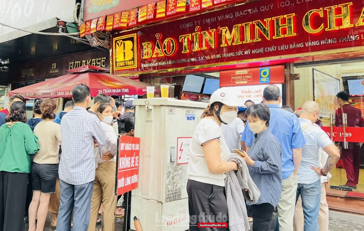 Giá vàng tăng, giảm "chóng mặt", nhà đầu tư "đứng ngồi không yên"