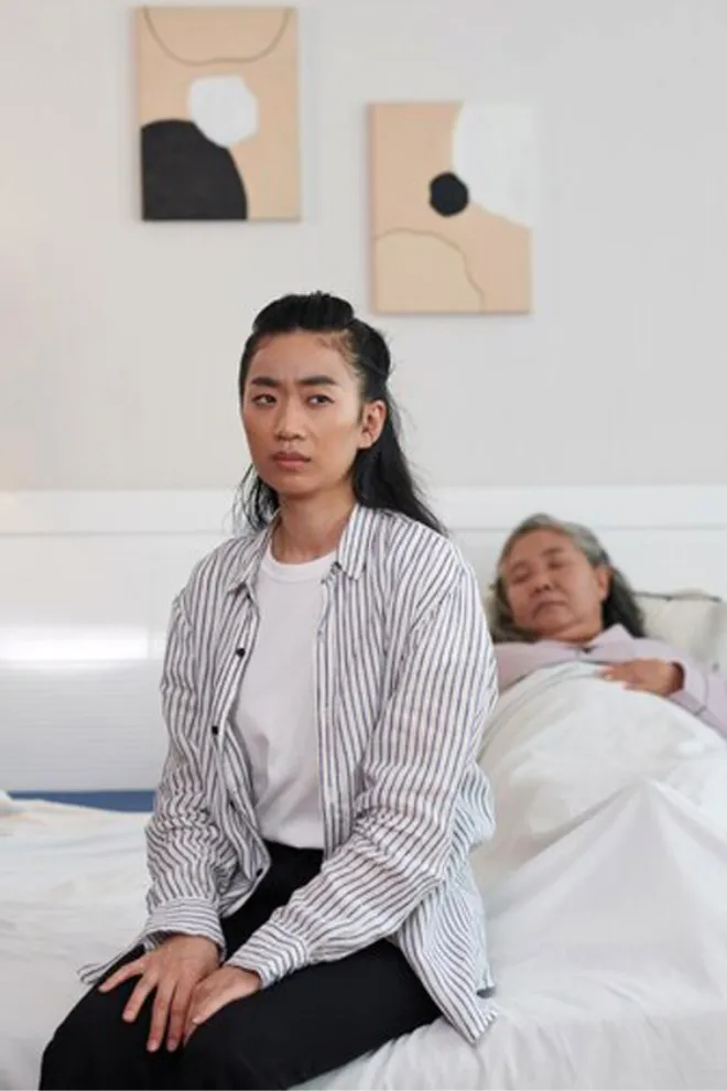 Lần nào bị chồngđanh xong vợ cũng lên phòng th:ờ ngồi, tò mò nên chồng l;é;n đi theo thì..