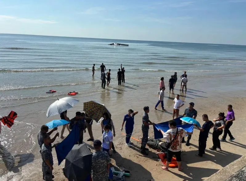 C;lip toàn cảnh quay lại khoảnh khắc máy bay Thái Lan rơi thẳng xuống biển khiến tất cả thiệtmạng