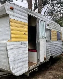 P2. Good People Gave a Homeless Woman an Old Trailer, The Woman Turned It Into a Cozy House In The Middle Of The Forest!