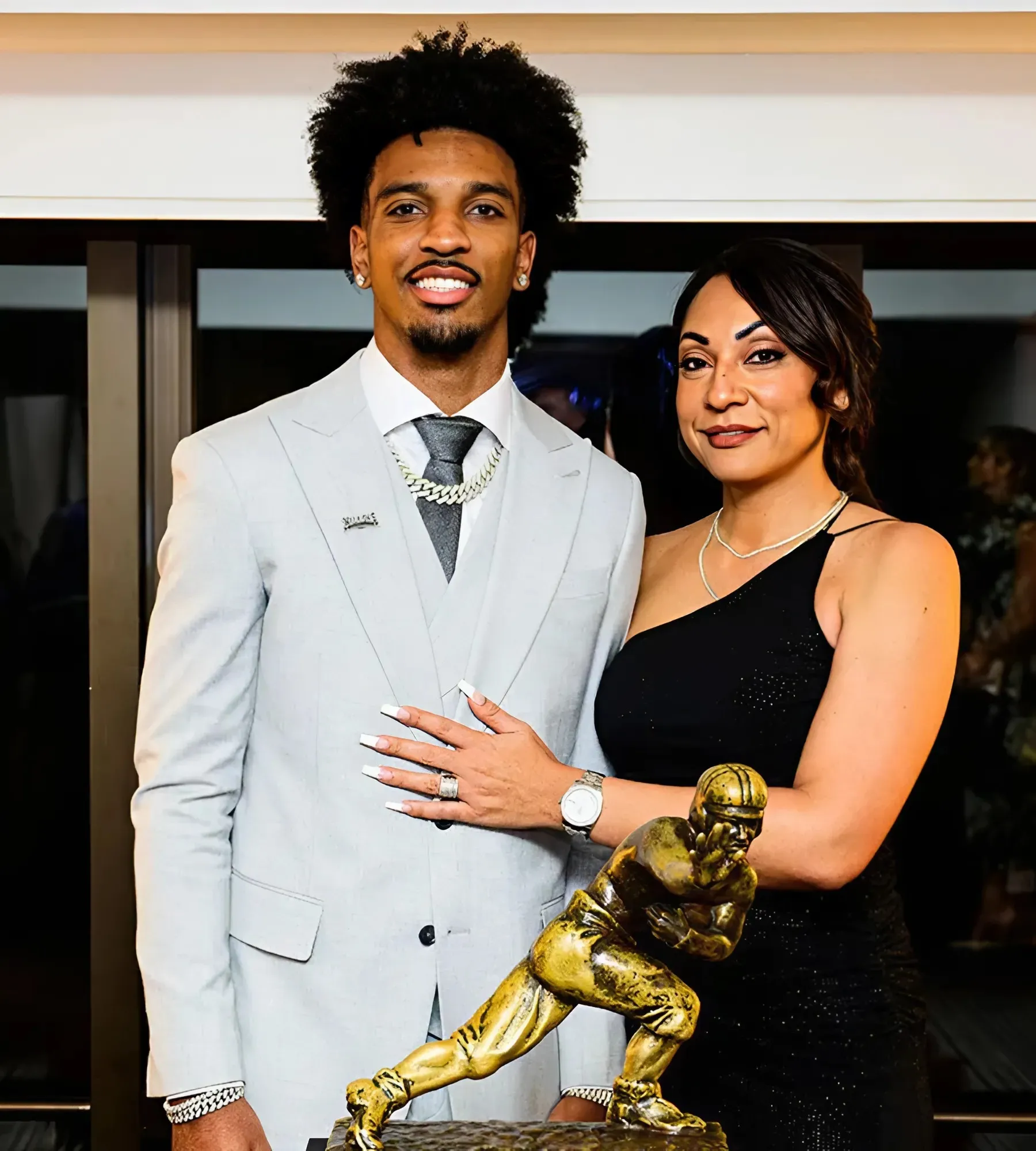 Commanders Jayden Daniels Viral Dating Photo Sparks Mom Debate