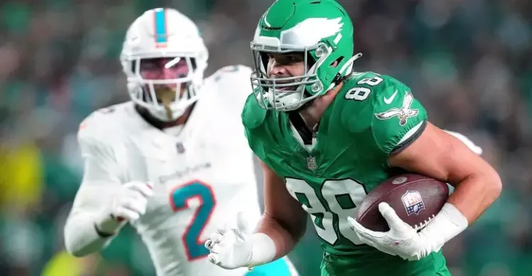 Eagles Bring Back Super Bowl Champion TE After $5.5 Million Pay Cut