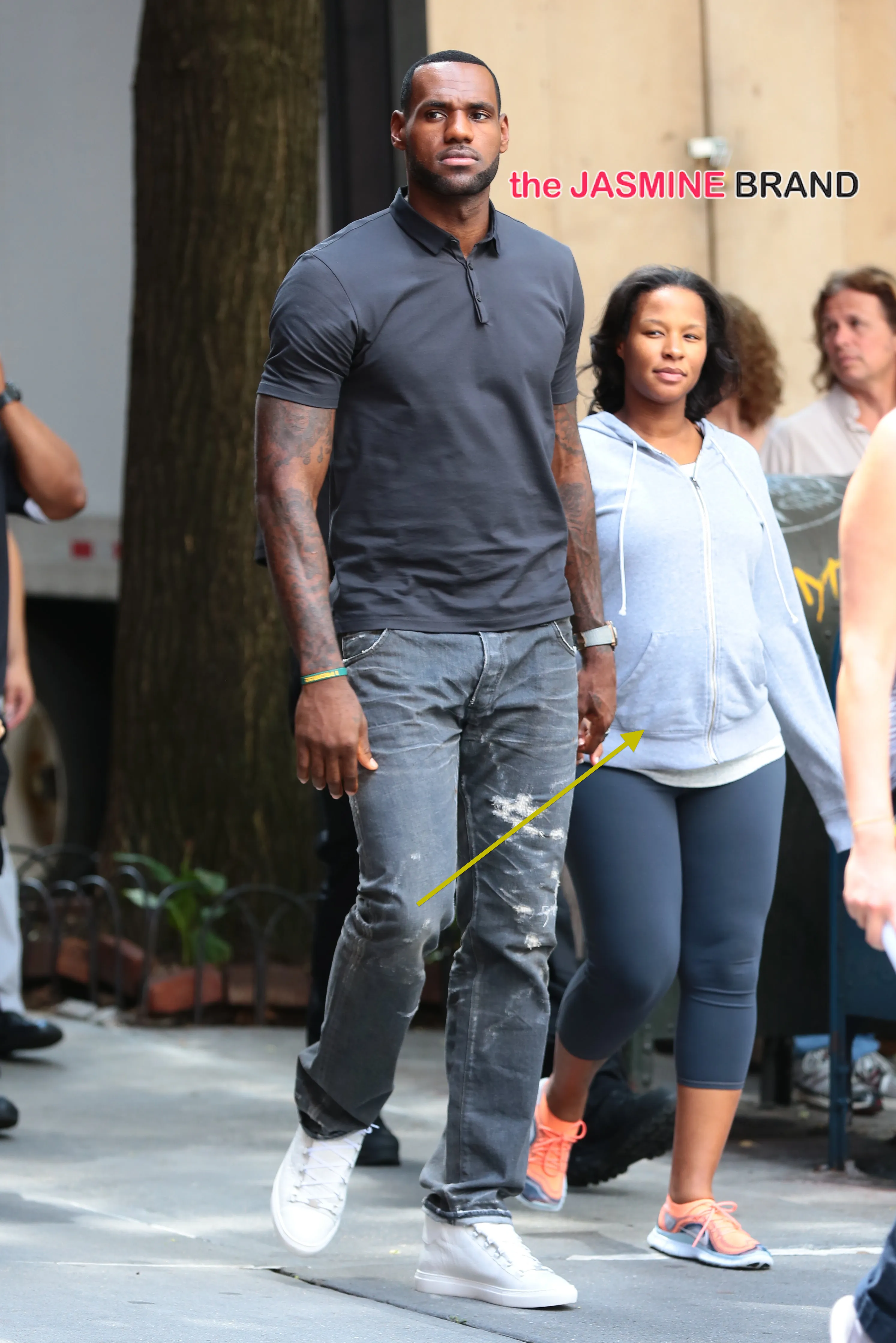 Cute & Comfy! LeBron James & Pregnant Wife Savannah Make Rare Public Appearance