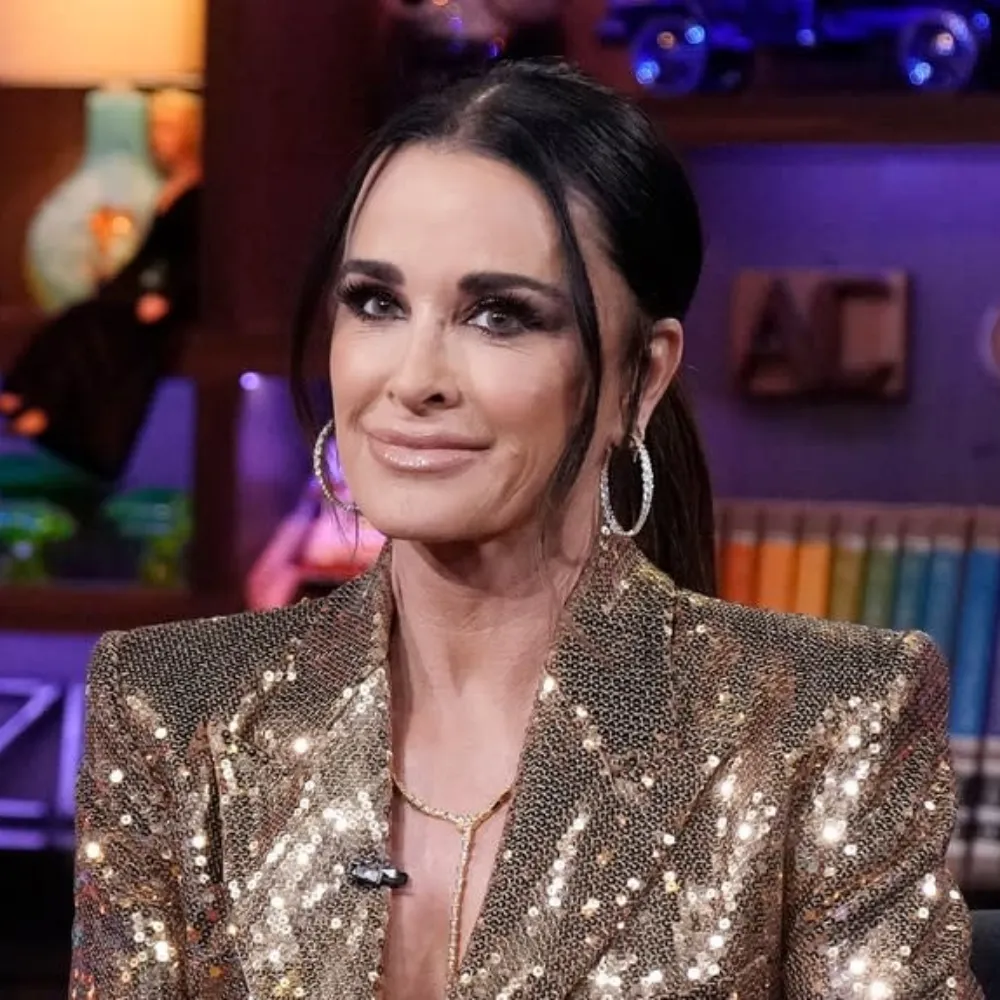 Kyle Richards Shares a Look at *Who* She’s Snuggling in Bed with These Days (PHOTO) - suong
