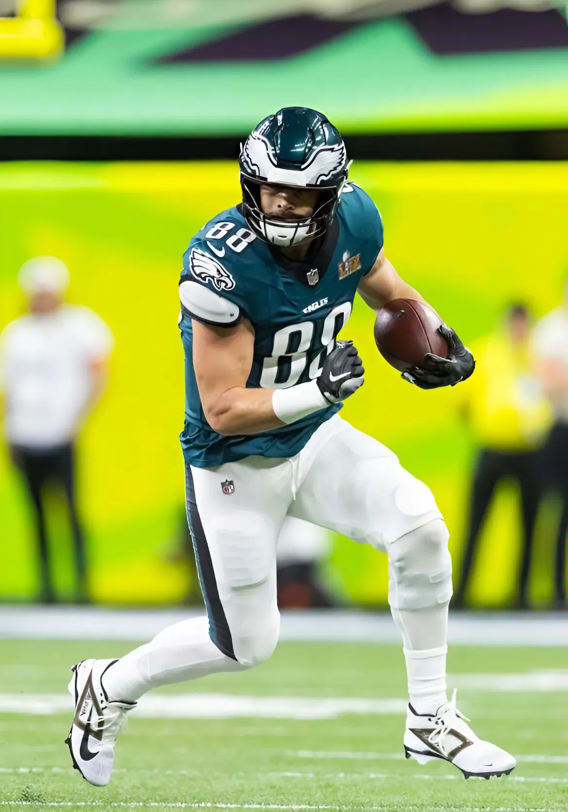 Eagles Shake Up Roster Plans: One Star Stays, Another Could Be Shipped to 49ers!