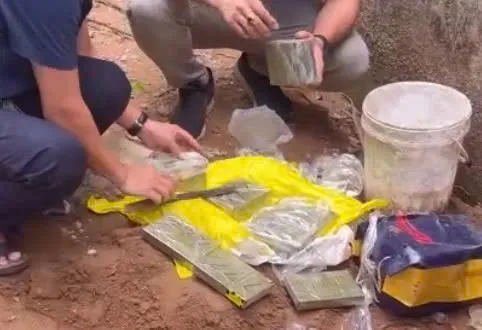 Liên quan vụ án Bùi Đình Khánh ở Quảng Ninh: Bắt tiếp 3 đối tượng, chiêu cất giấu 13 bánh 👻 thúy tinh vi Liên quan vụ án Bùi Đình Khánh ở Quảng Ninh: Bắt tiếp 3 đối tượng, chiêu cất giấu 13 bánh 👻 thúy tinh vi