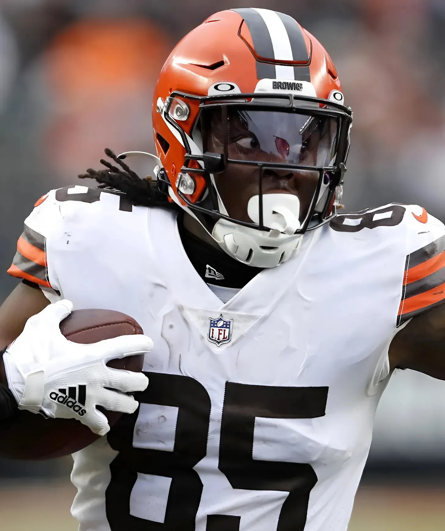 David Njoku Shows Off Freak Strength as Browns Tight End Faces Roster Pressure in 2025