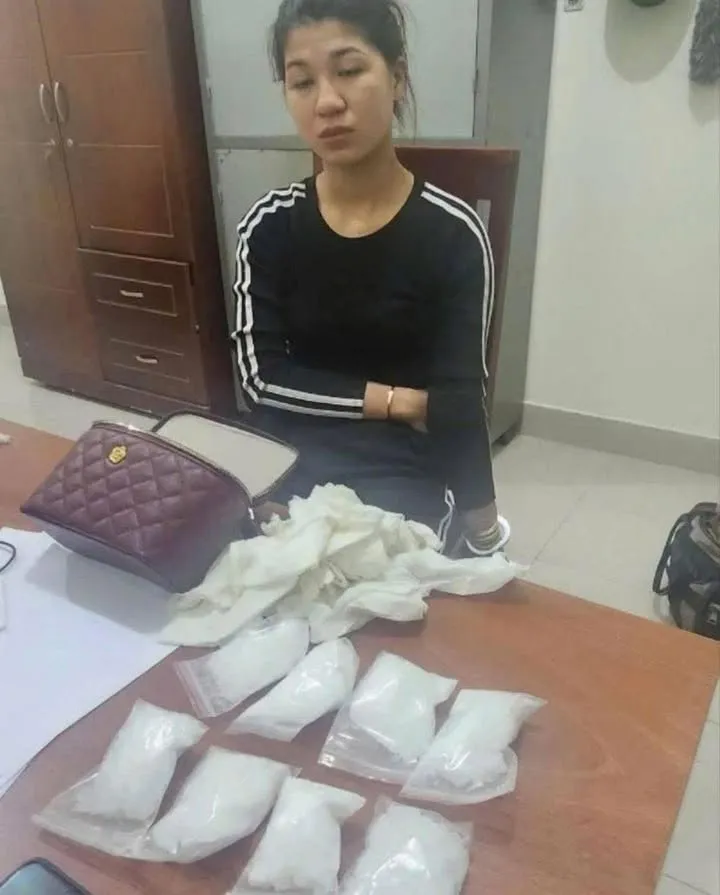 Cô gái nhận g  ó i hàng ‘lạ’ chuyển từ xe khách