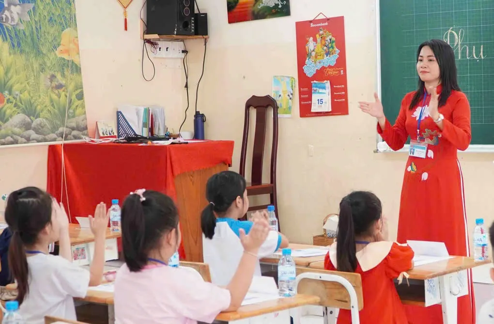 Từ nay cả Hiệu trưởng, hiệu phó lẫn thầy cô giáo tha hồ nghỉ ng