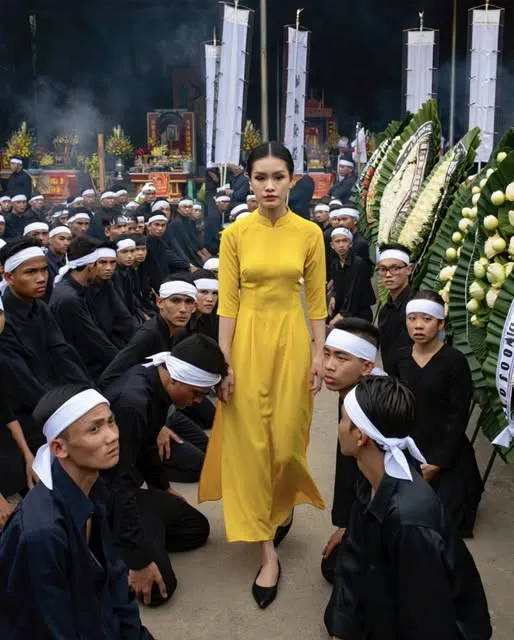 Trong t:.a:.ng l:.ễ bố, cô lại mặc chiếc váy vàng rực rỡ đi đi lại lại, thậm chí suốt cả tuần sau đó vẫn..