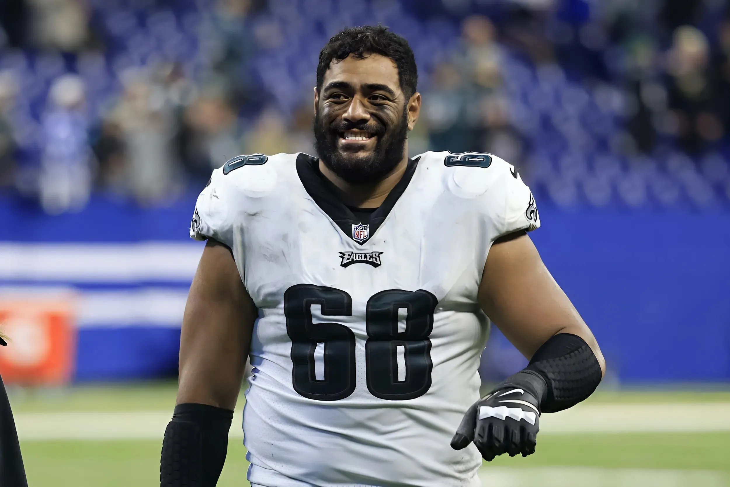 Raiders massive 6'6, 348-pound rookie goes viral for making Pete Carroll look tiny