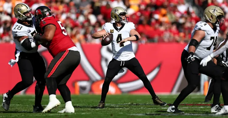 Former Buccaneers QB suddenly floated as wild card replacement for Derek Carr