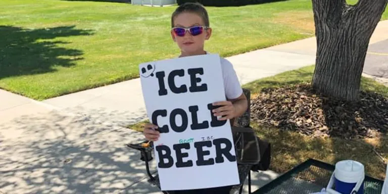 16. Police are called on boy selling ‘Ice Cold Beer’ but his clever sign has them laughing