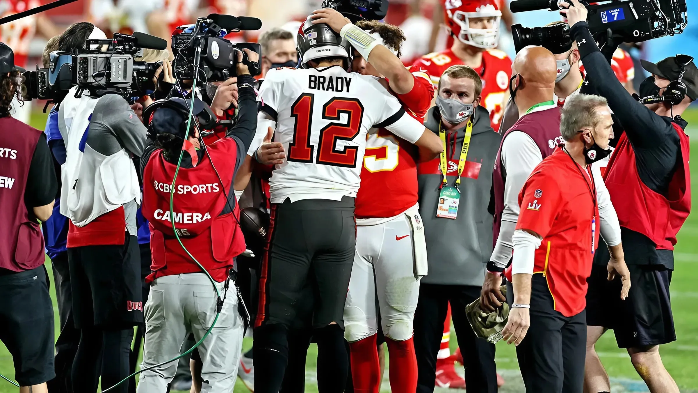 Tom Brady drops $7.5K on Patrick Mahomes rookie card for personal collection