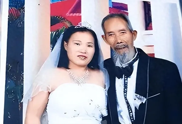 Ngày con gái đi làm dâu Hàn Quốc, con đưa cho tôi chiếc túi đỏ, để rồi nửa năm sau thì ng-ấ-t điế-ng người khi nghe tin con