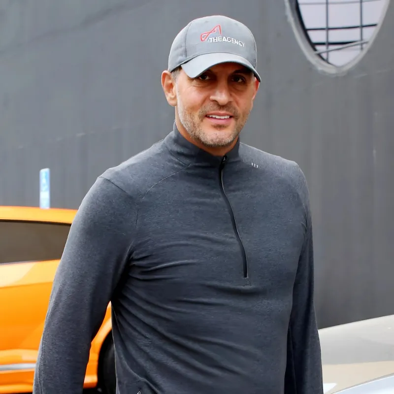 Mauricio Umansky is Pictured Grabbing Butt of Mystery Blonde Just a Week After He Was Caught Making Out With Brunette Woman, See the Steamy Pics! - lulu
