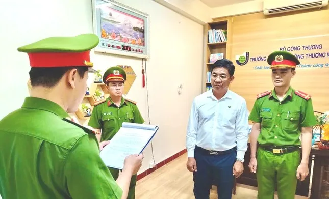 B;;ắ;t kh:ẩn c:ấp Hiệu trưởng Trường Cao đẳng Công thương miền Trung: Trời ơi mang danh thầy giáo mà làm mấy chuyện này