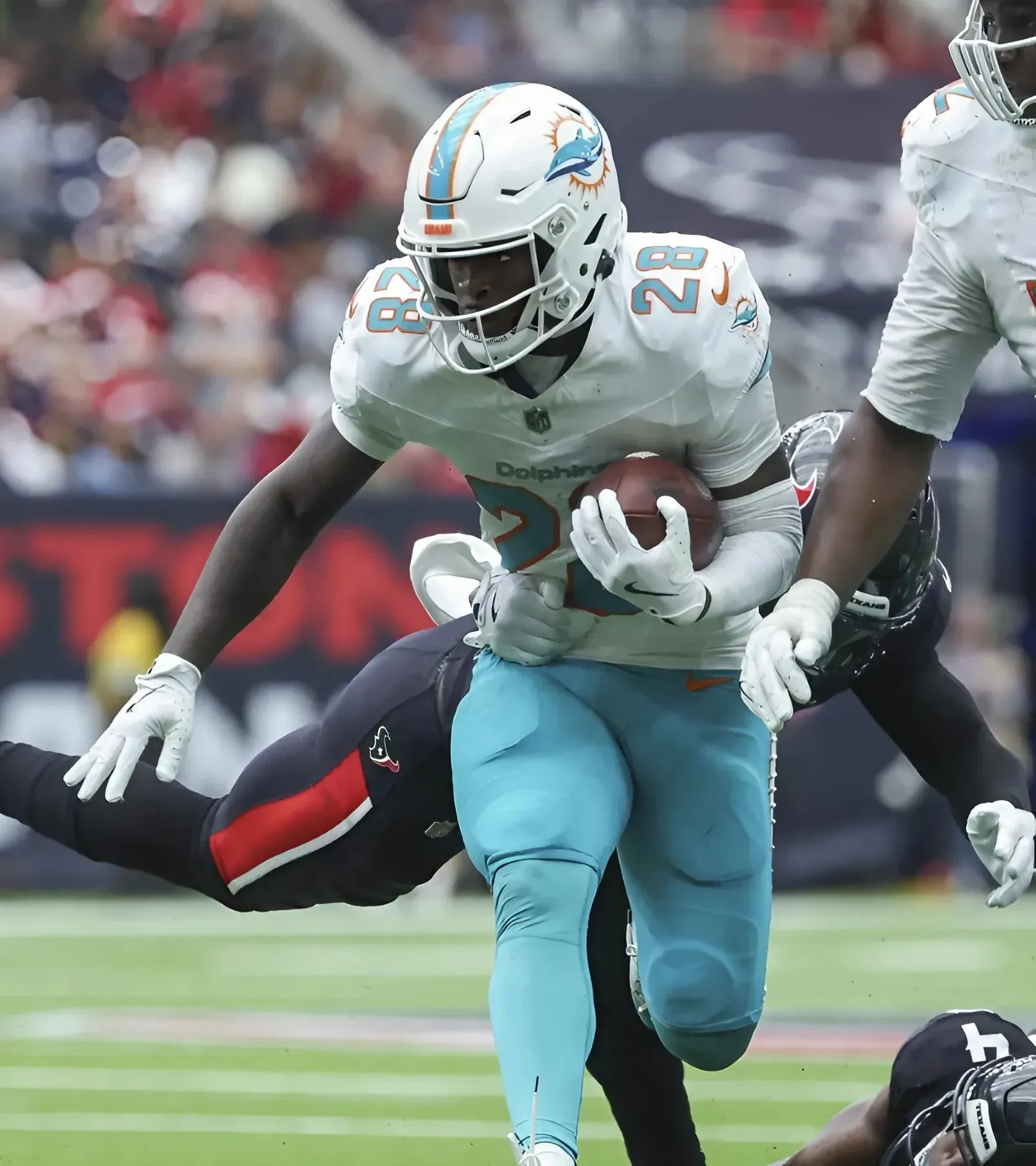 Dolphins’ De’Von Achane Makes Bold Prediction for 2025 Season