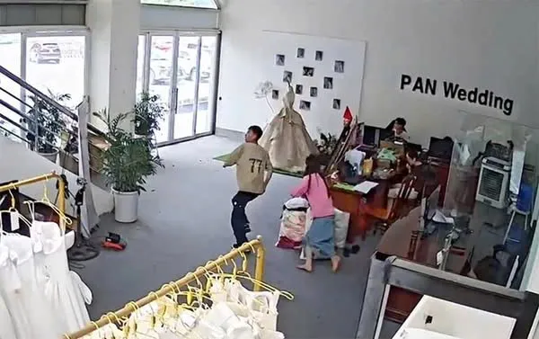 Người dân tháo chạy ra khỏi nhà giữa cơn rung lắc vì trận động đất 5 độ richter ở Điện Biên