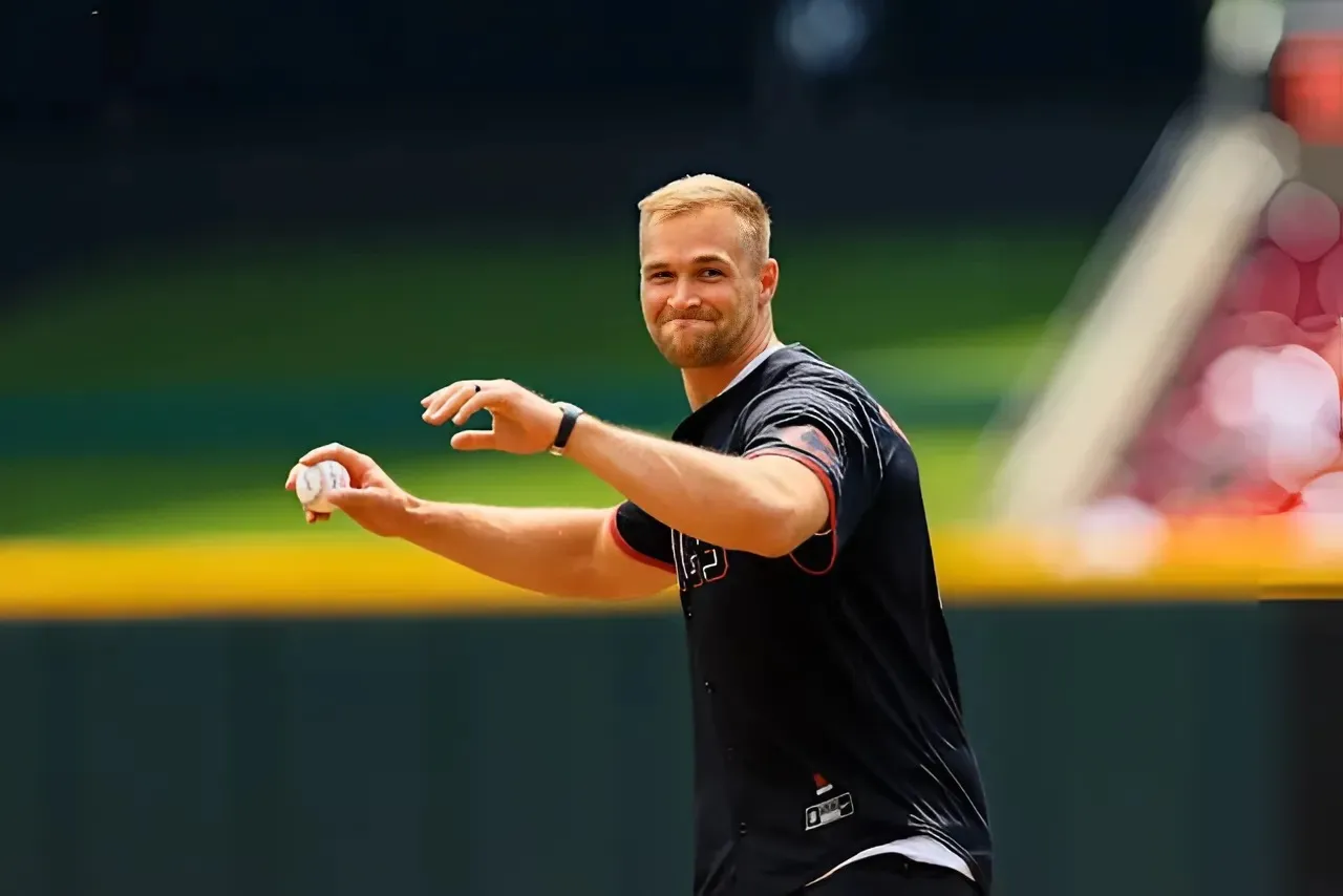Bengals TE Mike Gesicki threw out a not-great first pitch at Reds game