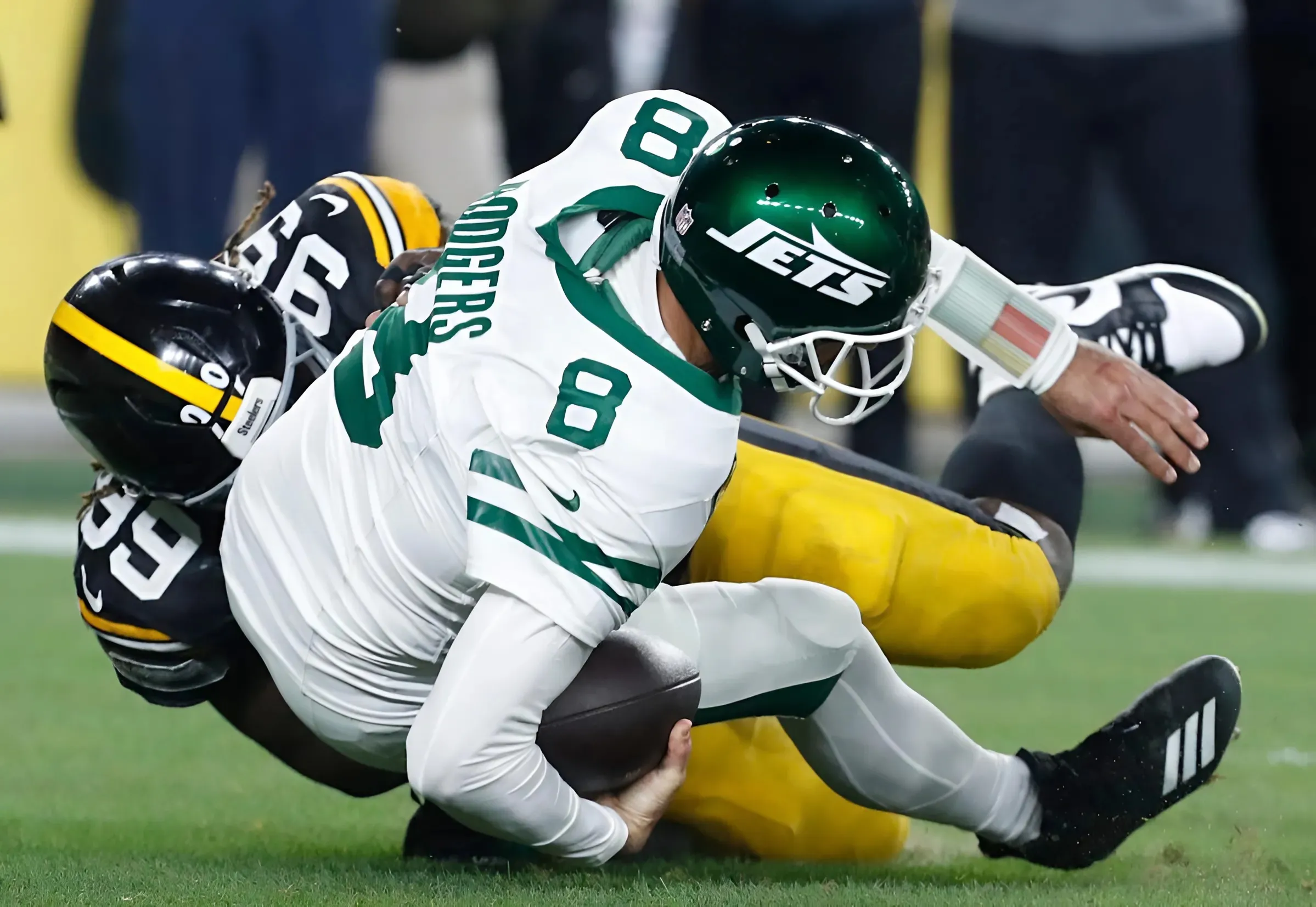 Steelers Send Clear Message to Aaron Rodgers with WR Move