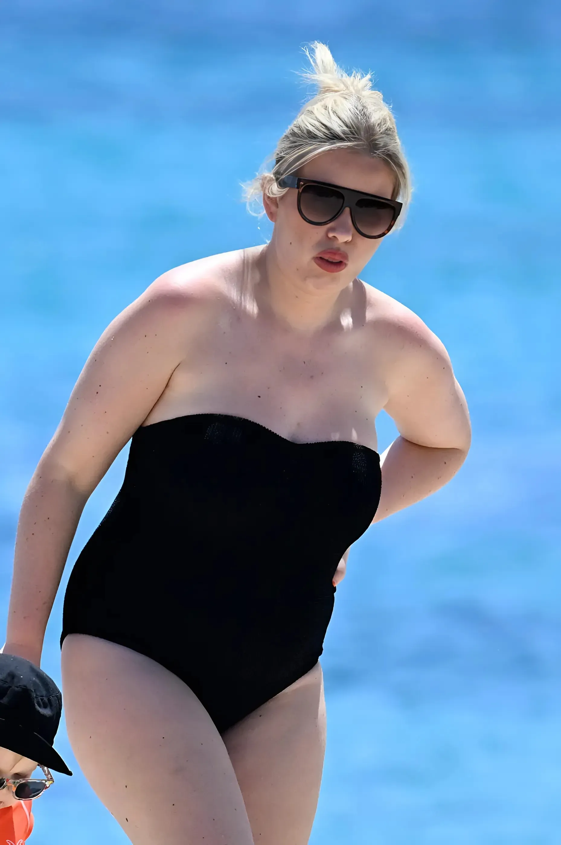 LOVE Island star Amy Hart sizzled in a black bandeau swimsuit as she hit the beach in Mallorca.TRANGHO
