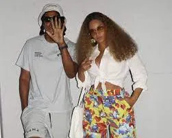 Beyoncé flew into New York City yesterday to grab lunch at Lucali pizza restaurant in Brooklyn with Jay-Z as the singer paired bold yellow floral pants with a white crop top