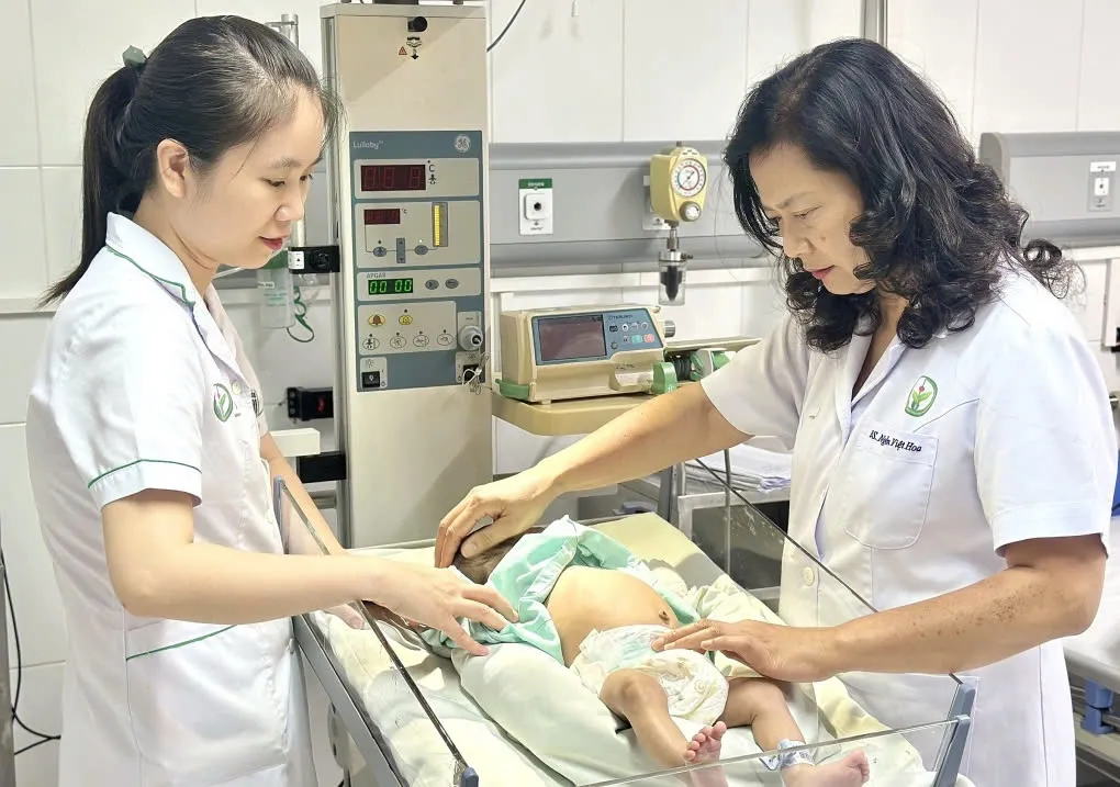 14 năm sống trong hình hài nữ, đi khám mới biết là con trai
