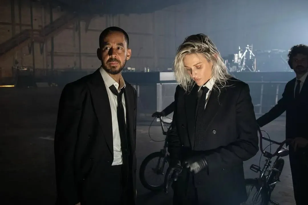 Linkin Park's Mike Shinoda explains that he didn't want a new singer to sound like the late Chester Bennington, saying it "made him feel weird" and that he'd rather Emily Armstrong bring her own voice to the band's new music🤗