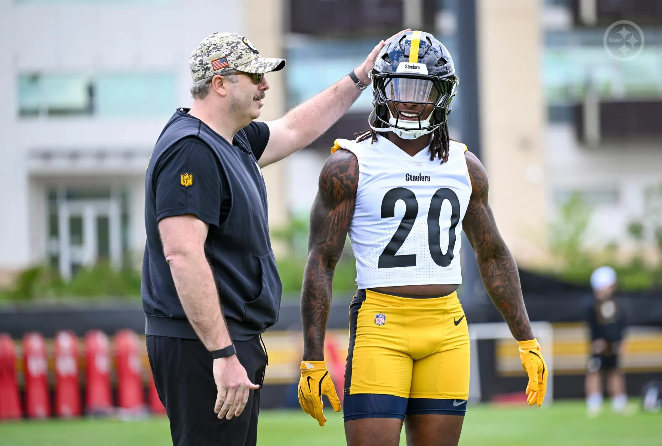 Steelers Rookie Contacts Derrick Henry And Compares Himself to 'King'
