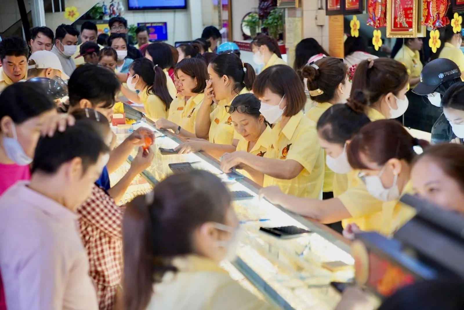 Giá vàng chiều nay 20/5/2025 giá vàng trong nước và vàng thế giới đuổi nhau sát sao