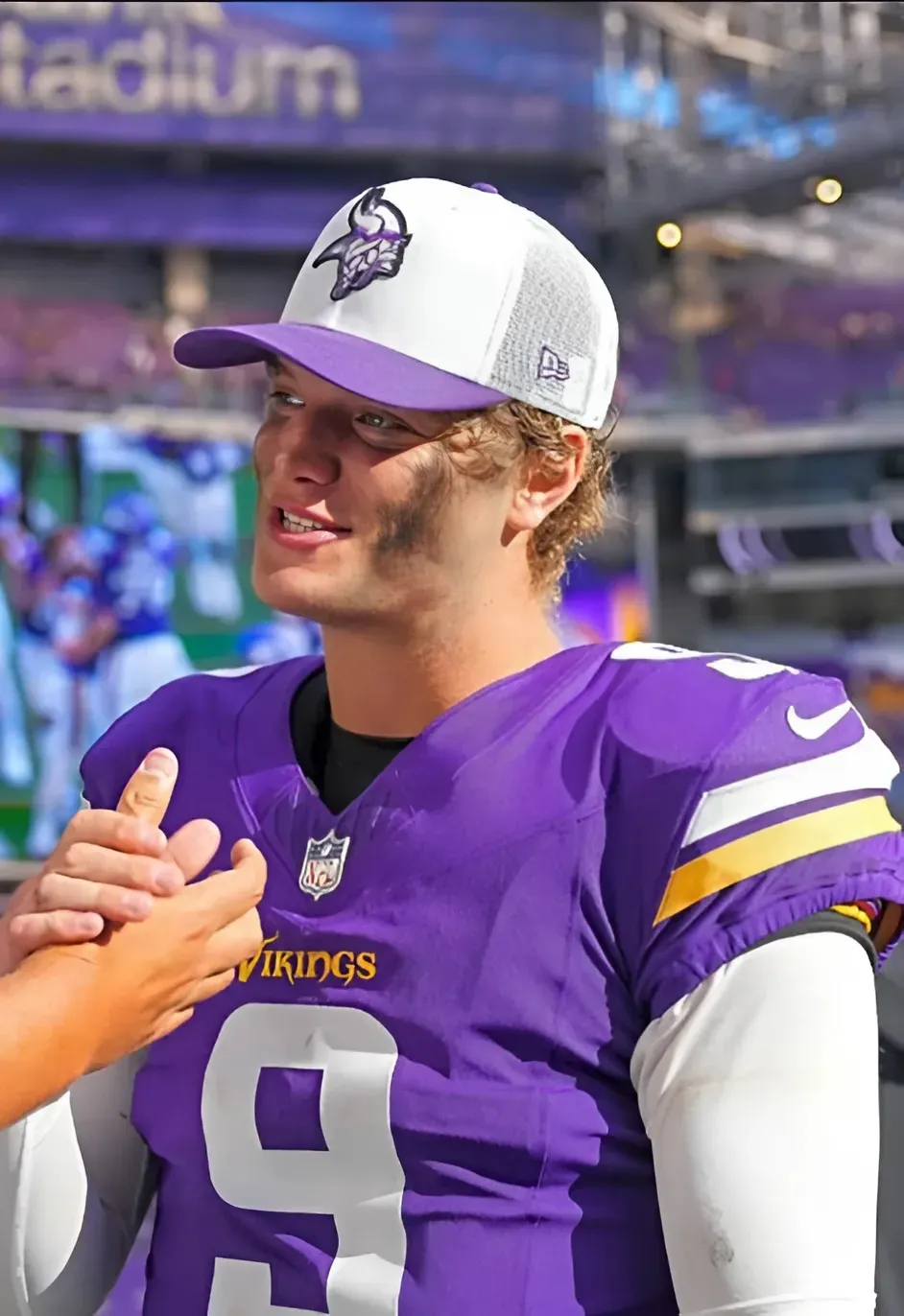 NFL analyst makes bold statement with J.J. McCarthy's ranking among starting QBs, especailly compared to Caleb Williams