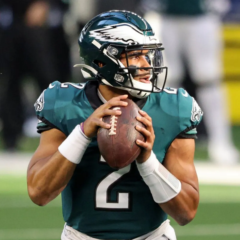 'Push On!' NFL shocks fans by voting to KEEP Eagles’ controversial ‘Tush Push’ play – as Jason Kelce shows up to defend the unstoppable move and Packers are left furious after ban attempt fails - suong