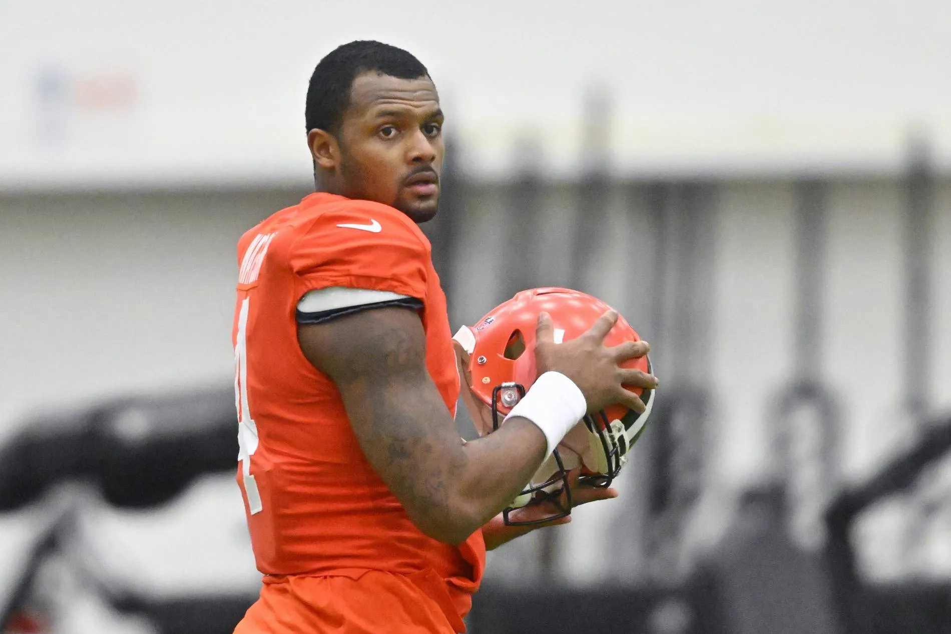 Out of walking boot, Deshaun Watson is throwing at the Browns’ facility Out of walking boot, Deshaun Watson is throwing at the Browns’ facility