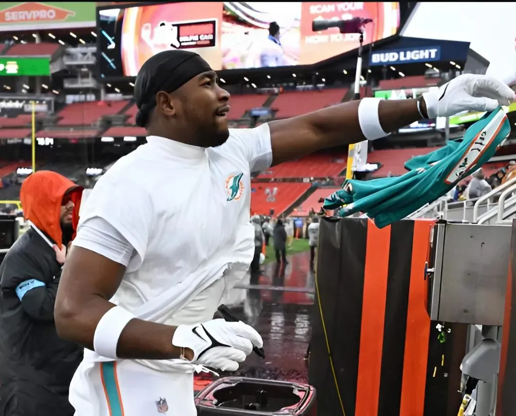 Insider Says this Veteran is “More Valuable” than Waddle